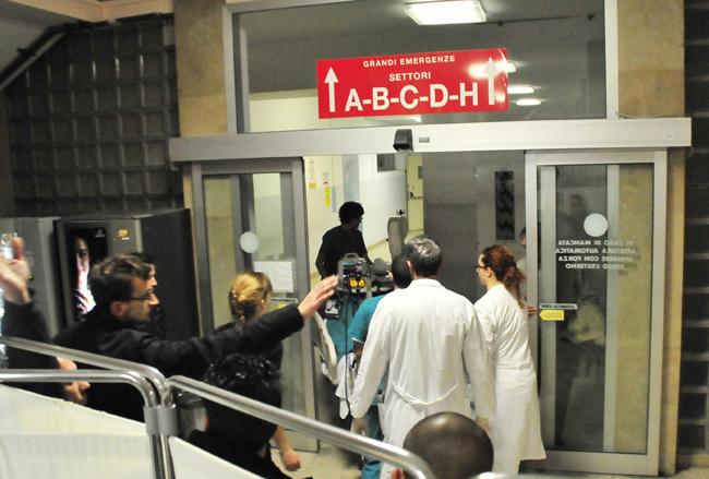 Rober Kubicát szállítják a Pietra Liguréban található kórházba rali-balesetét követően. 