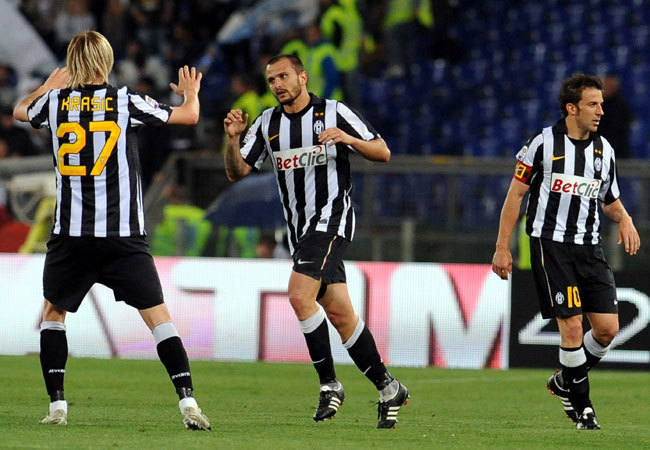 Ivan Krasic, Simone Pepe és Alessandro Del Piero gólöröme a Lazio-Juventus bajnokin a Serie A-ban 2011 májusában