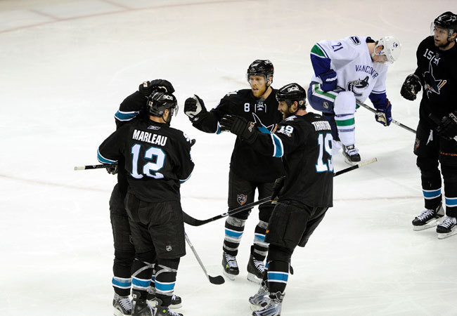 A San Jose Sharks játékosainak gólöröme a Vancouver Canucks elleni NHL-mérkőzésen a 2011-es rájátszásban
