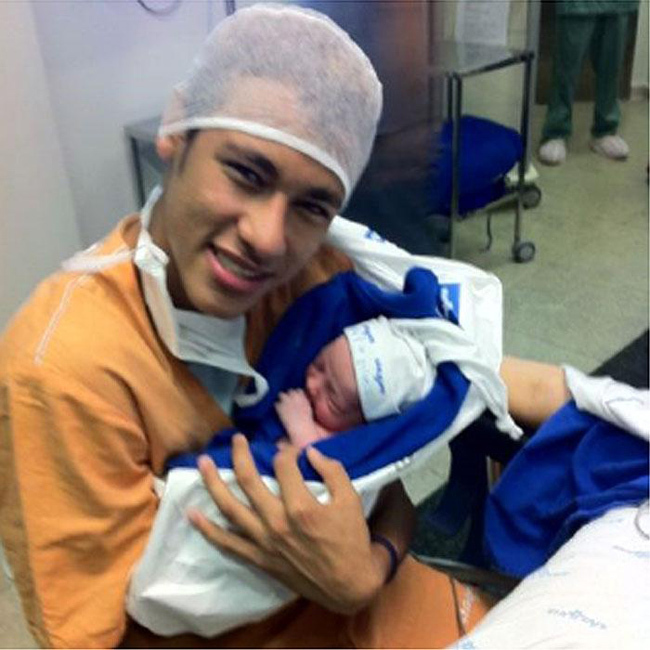 A brazil Santos focistája, Neymar gyermekével.