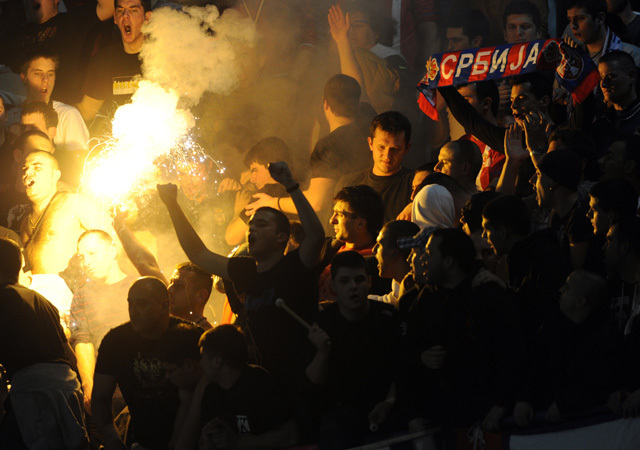 Szerb szurkolók ünneplik a férfi  kézilabda-válogatott győzelmét Horvátország ellen az Európa-bajnokságon 2012-ben