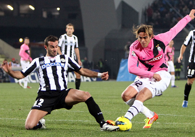 A Juventus és az Udinese játékosa küzdenek a labdáért a Serie A-ban 2011-ben Udinében