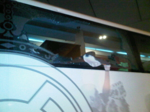 A Real buszának betört ablaka - Fotó: www.yahoo.com