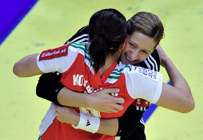 Pálinger Katalin és Kovacsics Anikó ölelkeznek a magyar női kézilabda-válogatott egyik mérkőzése után 2010-ben