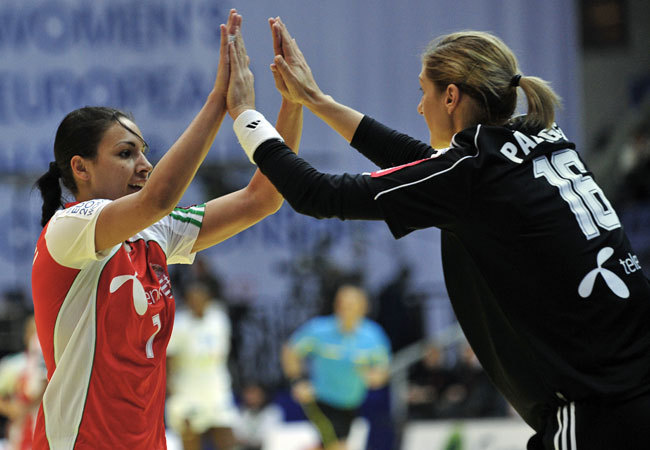Szucsánszki Zita és Pálinger Katalin örülnek a magyar női kézilabda-válogatott egyik mérkőzésén 2010-ben