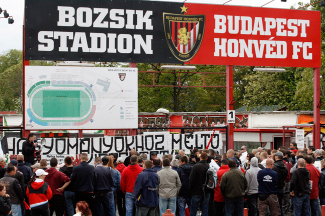 A Honvéd-szurkolók a Bozsik Stadion bejáratánál demonstrálnak a klubért.