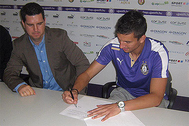 Lipták Zoltán aláírja szerződését az Újpest FC-nél 2011 novemberében