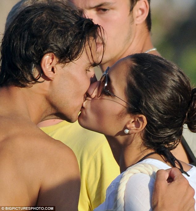 Szenvedélyes csók a tengerparton