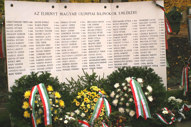 A Magyar Olimpiai Bizottság szerdán tartotta hagyományos halottak napi megemlékezését a Farkasréti temetőben, az Olimpiai Bajnokok Falánál