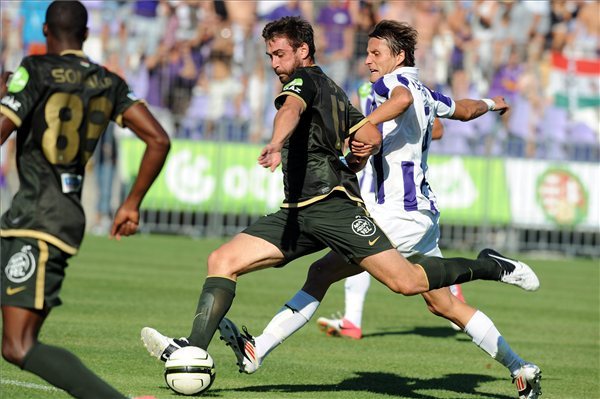 A ferencvárosi Böde Dániel (k) és az újpesti Dusan Vasiljevic (j) harcolnak a labdáért a labdarúgó OTP Bank Liga 4. fordulójának Újpest FC - Ferencváros találkozóján a Szusza Ferenc Stadionban 2012. augusztus 19-én.