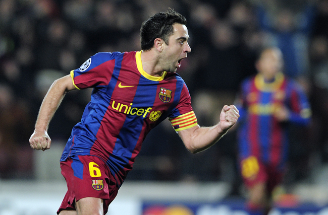 Xavi, a Barcelona katalán középpályása ünnepli az Arsenal ellen szerzett gólját a Bajnokok Ligája nyolcaddöntőjében.