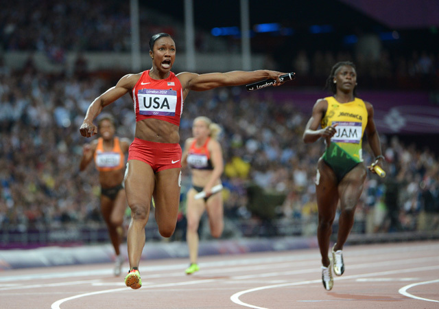Carmelita Jeter ér célba az Amerikai Egyesült Államok színeiben a női 4X100 méteres gyorsváltóban világcsúccsal 2012-ben a londoni olimpián.