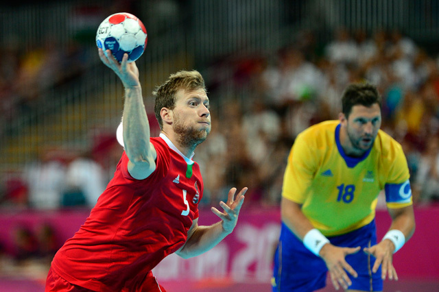 Császár Gábor lő kapura a Magyarország-Svédország férfi kézilabda olimpiai elődöntőn