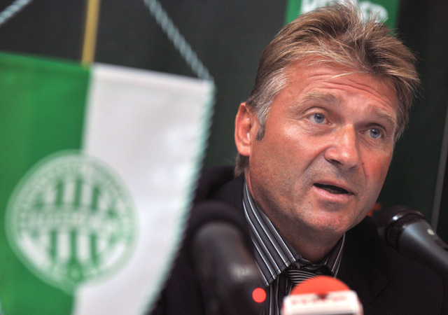 Détári Lajos, a Ferencváros szakmai igazgatója nyilatkozik a klub sajtótájékoztatójaán az Albert Stadionban 2011 szeptemberében