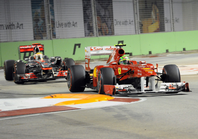 Felipe Massa, a Ferrari és Lewis Hamilton, a Mclaren pilótái versenyeznek a Forma-1-es Szingapúri Nagydíjon 2011 szeptemberében