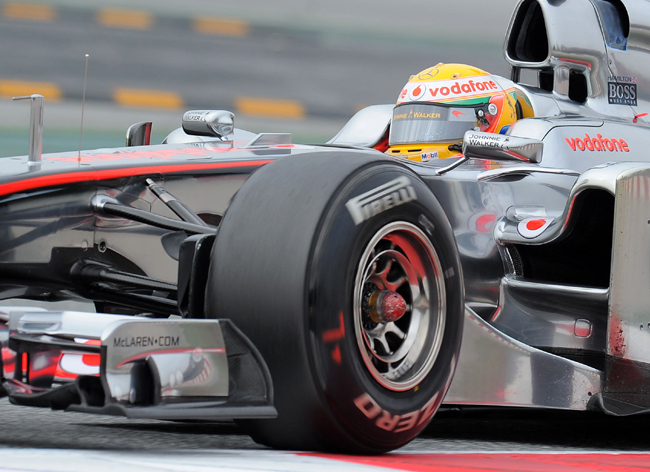  A McLaren-Mercedes volánjánál Lewis Hamiltonnal az utolsó barcelonai teszten