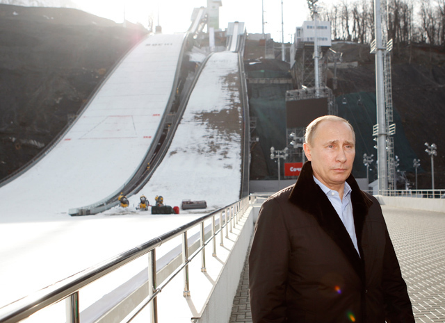 Vlagyimir Putyin a Szocsi olimpia síugrósánca mellett 
