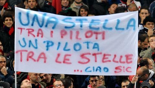 Genoa-Roma (a hazai szurkolók egyik kiírása Marco Simoncellinek: "Egy csillag a versenyzők között, egy versenyző a csillagok között. Ciao Sic!"