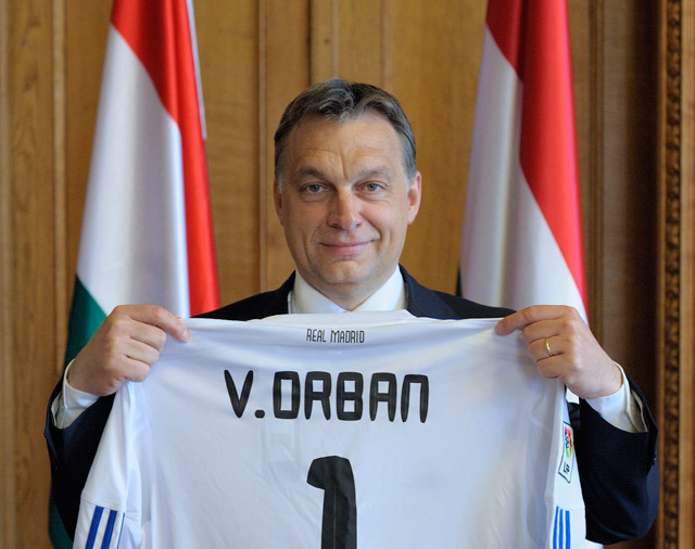Orbán Viktor miniszterelnök, a Puskás Ferenc Labdarúgó Akadémia (PFLA) alapítója, és Puskás Ferencné levélben köszöntötte a 110. születésnapját péntek este ünneplő Real Madridot és Florentino Pérez elnököt.