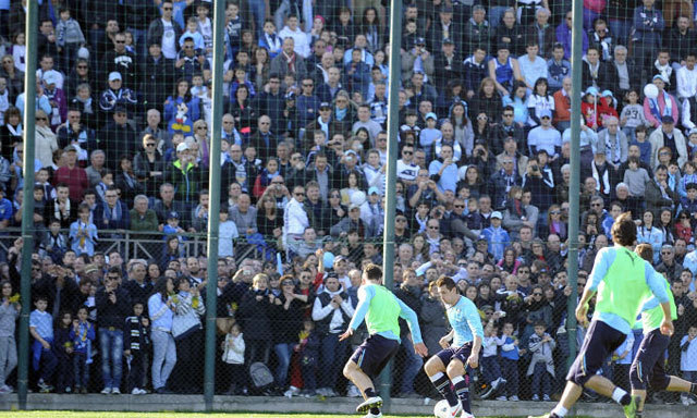 A Lazio játékosai rendkívül népszerűek most a saját szurkolótáboruknál, hiszen idén mindkét római derbit megnyerték - Fotó: corrieredellosport.hu