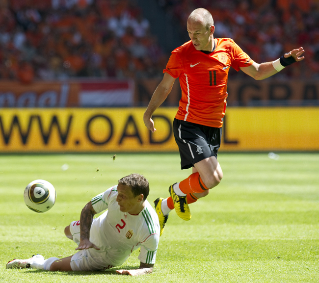 Robben és Bodnár - Fotó: AFP