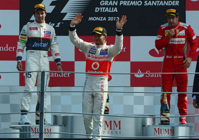 Sergio Pérez, Lewis Hamilton és Fernando Alonso a dobogón a Forma-1 Olasz Nagydíján Monzában 2012-ben.