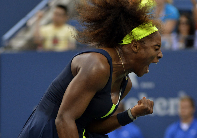 Serena Williams örül egy pontnak a Viktorija Azarenka elleni mérkőzésén a US Open női egyesének döntőjében 2012-ben.