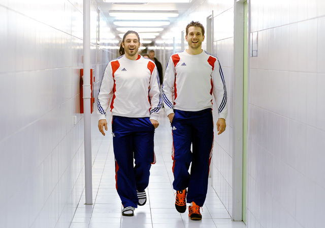 Bertrand Gille és Guillaume Gille sétálnak egy folyosón a férfi kézilabda Európa-bajnokság idején 2012-ben.