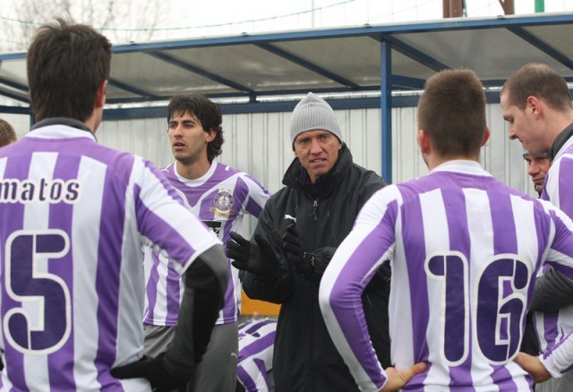 Az Újpest Dunaszerdahely elleni februári edzőmérkőzésésén tart eligazítást Mészöly Géza játékosainak.
