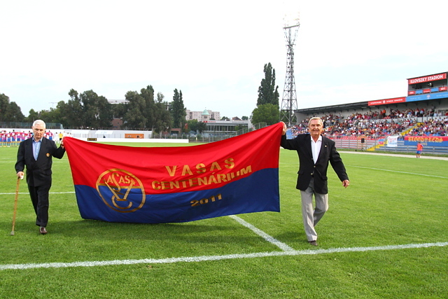 Vasas centenáriumi évére készül, a zászlóval a klub két olimpiai bajnoka, Gedó György és Ihász Kálmán