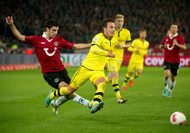 A Hannover és a Borussia Dortmund játékosai küzdenek a két csapat mérkőzésén a Bundesligában 2012-ben.