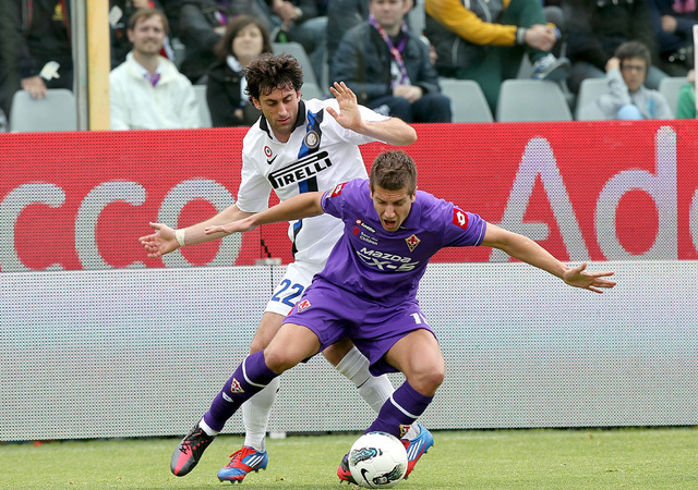 Diego Milito és Nastasic küzdenek a Fiorentina-Inter mérkőzésen a Serie A-ban 2012-ben.