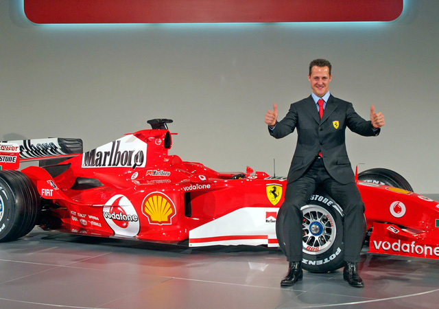 Michael Schumacher a Ferrari versenyzőjeként a Forma-1-es csapat autóbemutatóján.