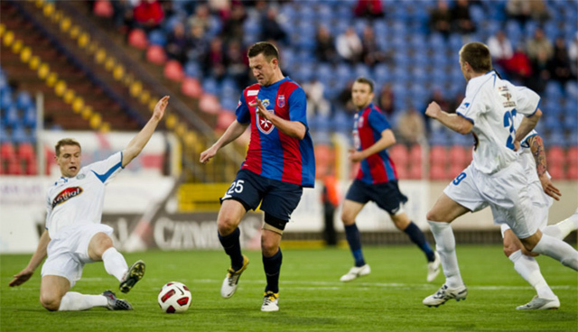 A Videoton-zalegerszeg mérkőzésen Elek Ékos vezeti a labdát 