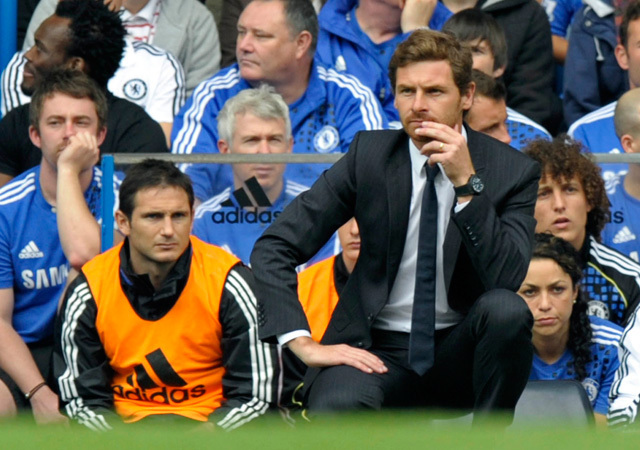 André Villas-Boas figyeli a Chelsea egyik mérkőzését a csapat kispadja előtt. Mögötte Frank Lampard és David Luiz