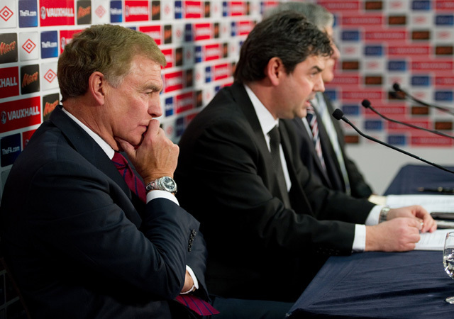 Az FA vezetői nyilatkoznak a Fabio Capello lemondása utáni sajtótájékoztatón 2012-ben.