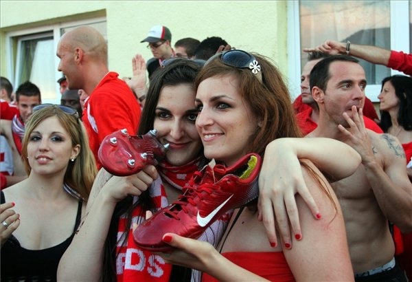 Diósgyőri szurkolók örülnek, miután a csapat feljutott az NB I-be 2011 májusában