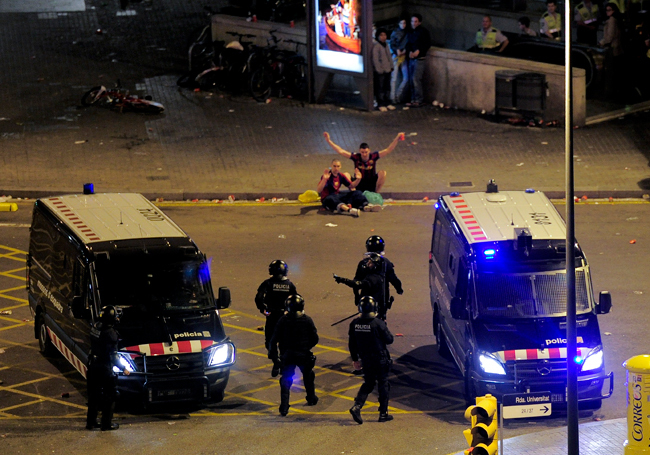 Rendőrautók Barcelonában, ahol összecsapások törtek ki a szurkolók és a rendőrség között, miután a Barcelona legyőzte a Manchester Unitedet a BL-döntőben 2011 májusában