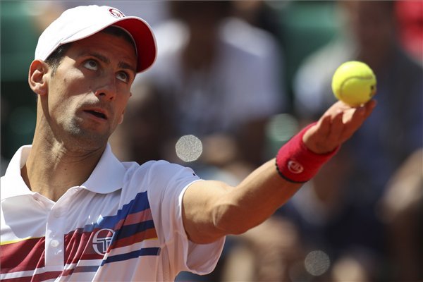 A szerb Novak DJOKOVIC adogat az argentin Juan Martin Del Potrónak a francia nemzetközi teniszbajnokság férfi egyesének harmadik fordulójában a párizsi Roland Garros Stadionban május 28-án.