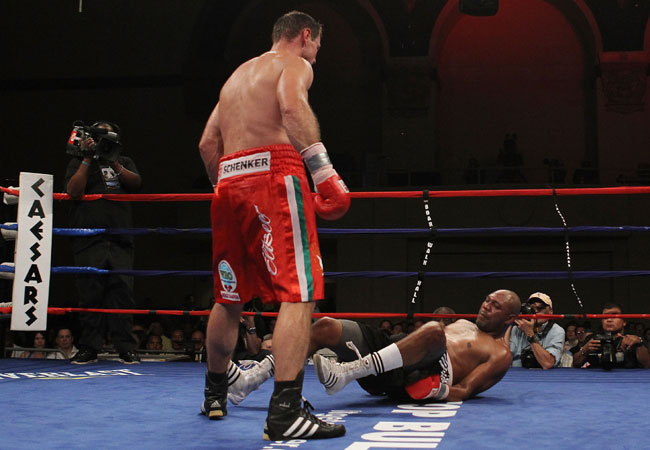 Erdei Zsolt padlóra küldte Byron Mitchellt az Atlantic Cityben rendezett boxmérkőzésükön 2011 júniusában