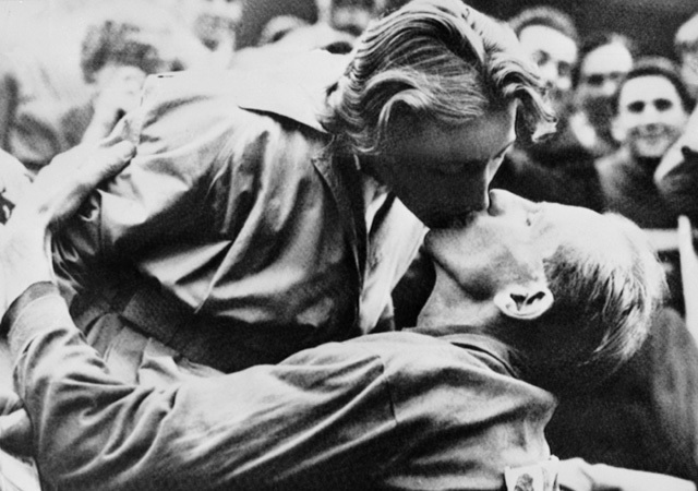 Emil Zatopek és Dana Zatopková csókolóznak az 1952-es helsinki olimpián