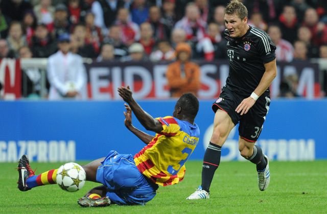 Cissokho hiába repült, Schweinsteiger vezetéshez juttatta a Bayernt - Fotó: AFP
