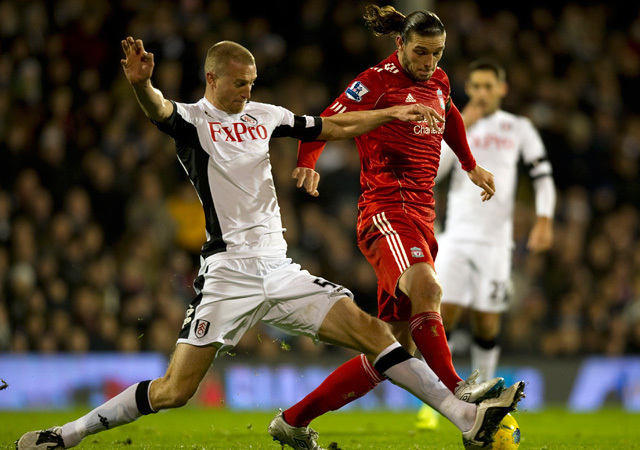 Hangeland és Carroll küzdenek a Fulham és a Liverpool Premier League-mérkőzésén 2011 decemberében