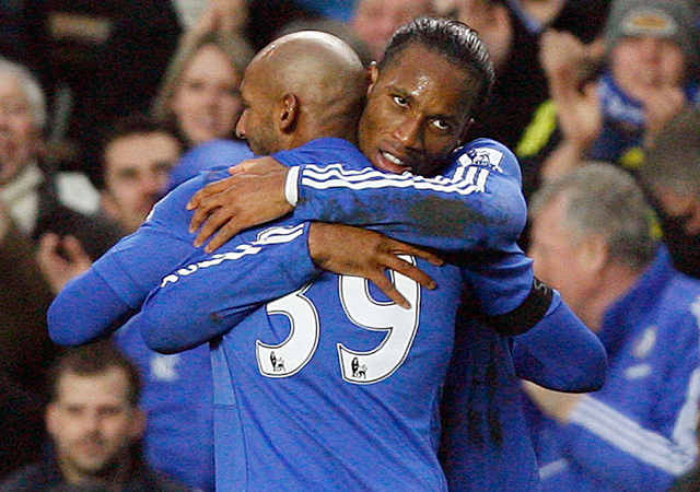 Nicolas Anelka és Didier Drogba örülnek egy gólnak a Chelsea egyik mérkőzésén 2010-ben.