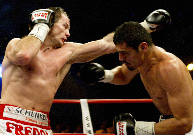 Erdei Zsolt és Julio César Gonzáles küzdenek a WBA félnehézsúlyú világbajnoki címmérkőzésén 2004-ben
