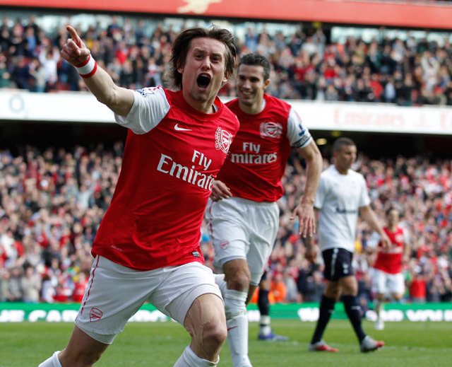 Tomás Rosicky ünnepli a gólját az Arsenal-Tottenham mérkőzésen 2012-ben.