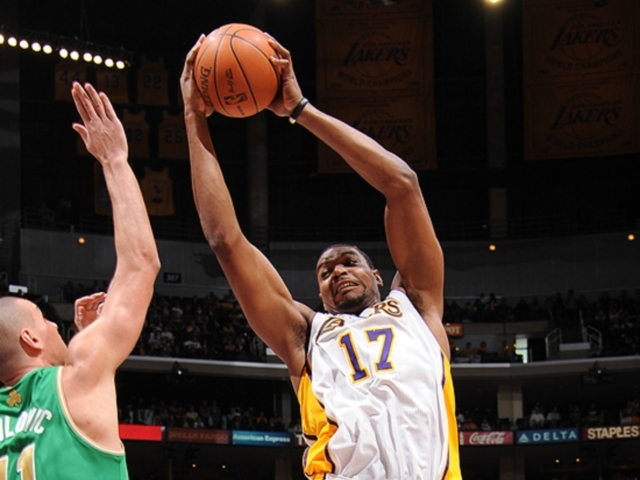 A Boston Celtics és a Los Angeles Lakers játékosai küzdenek a két csapat mérkőzésén az NBA-ben 2012-ben.