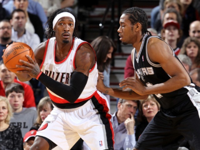 A Portland Trail Blazers és a San Antonio Spurs játékosa küzd a két csapat mérkőzésén az NBA-ben 2012-ben.