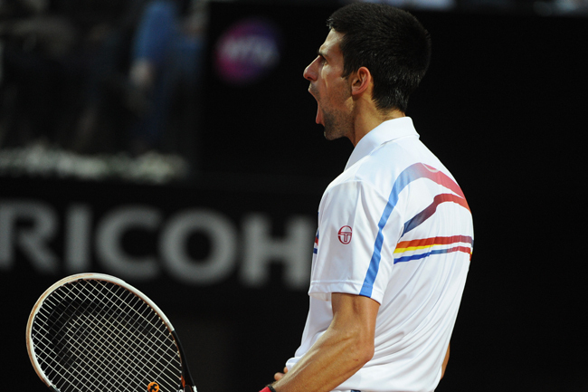 Novak Djokovics ünnepli a Rafael Nadal elleni győzelmét a római salakpályás tenisztornán. 