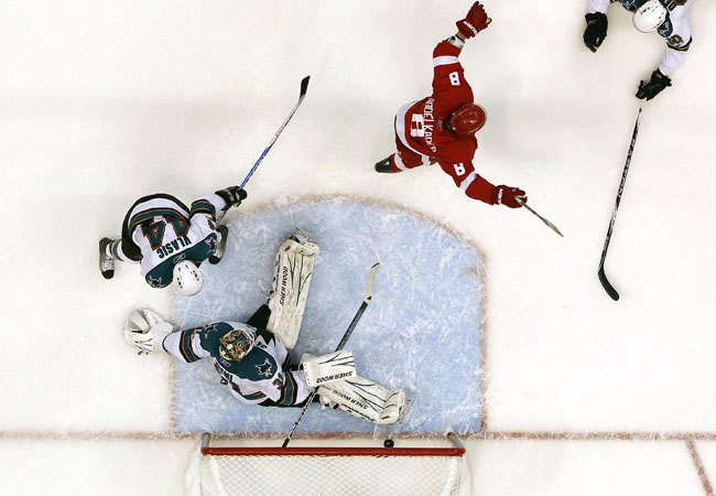 Justin Abdelkader ünnepli a gólját a Detroit Red Wings és a San Jose Sharks NHL-mérkőzésén a rájátszásban 2011 májusában